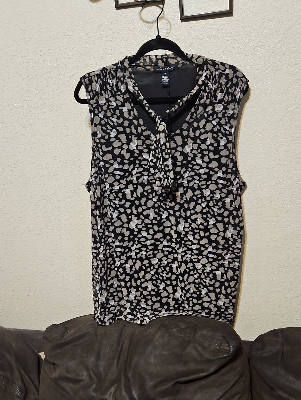 Black & Cream Tie-Neck Sleeveless Blouse